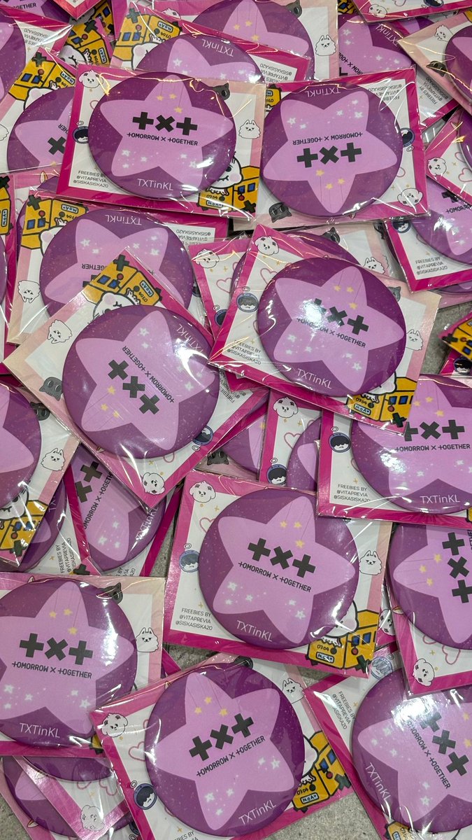 vikookmons's tweet photo. #TXTinKL #TXTXinMY freebies ❤️❤️❤️
By me and my friend @seveternity (vita and cis)
Just say hello to us, and you will get the freebies 🥰
- phone charm (50pcs)
- pocket mirror (50pcs)

📍axiata arena
📆 14 feb 2026
SEE YOU THERE 🥰❤️❤️❤️ https://t.co/e3k2PNUluG