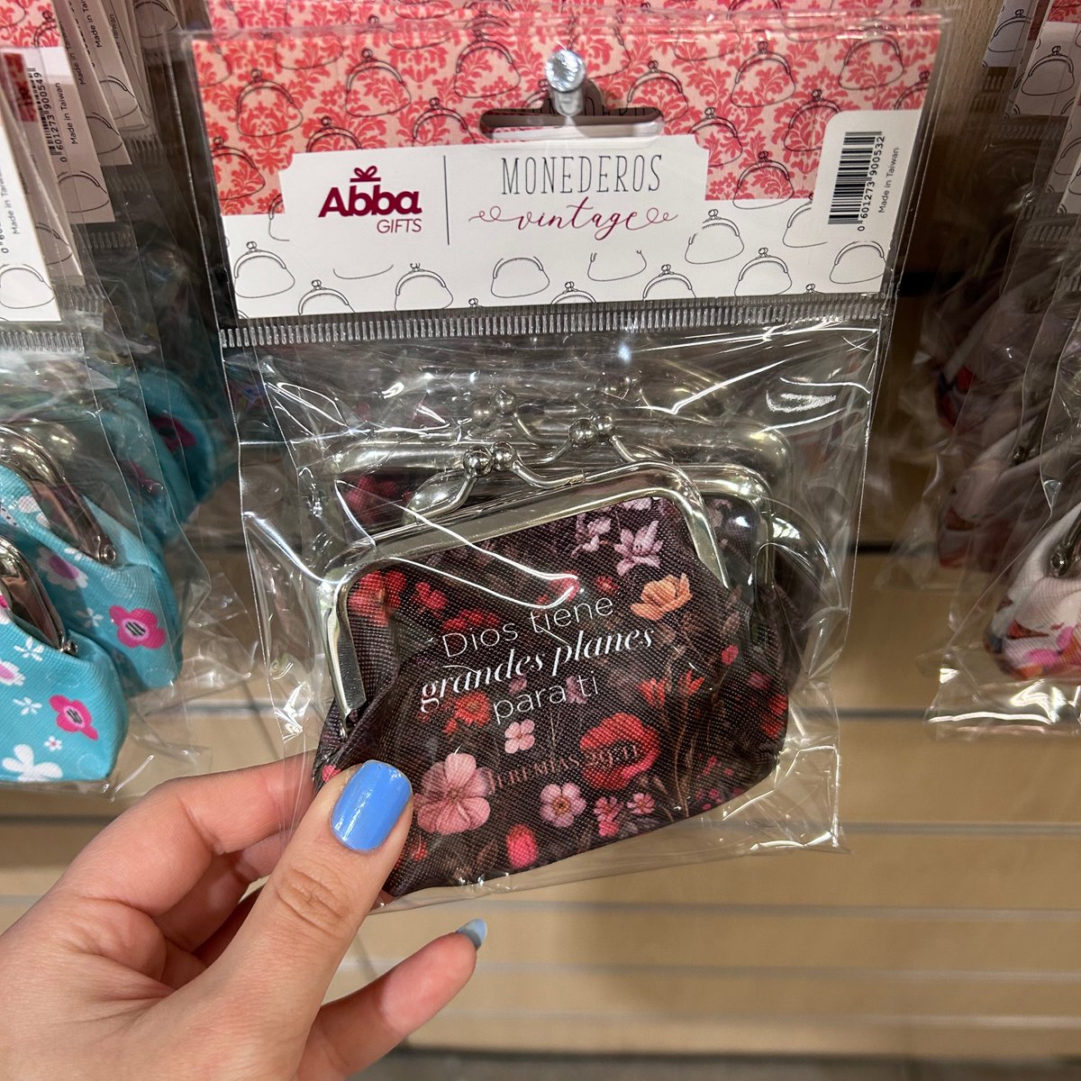 libreria_abba's tweet photo. Nuevos monederos con versículos bíblicos que te recuerdan, incluso en lo cotidiano, que Dios está contigo y cuida de ti. https://t.co/yTvhKBaPxs