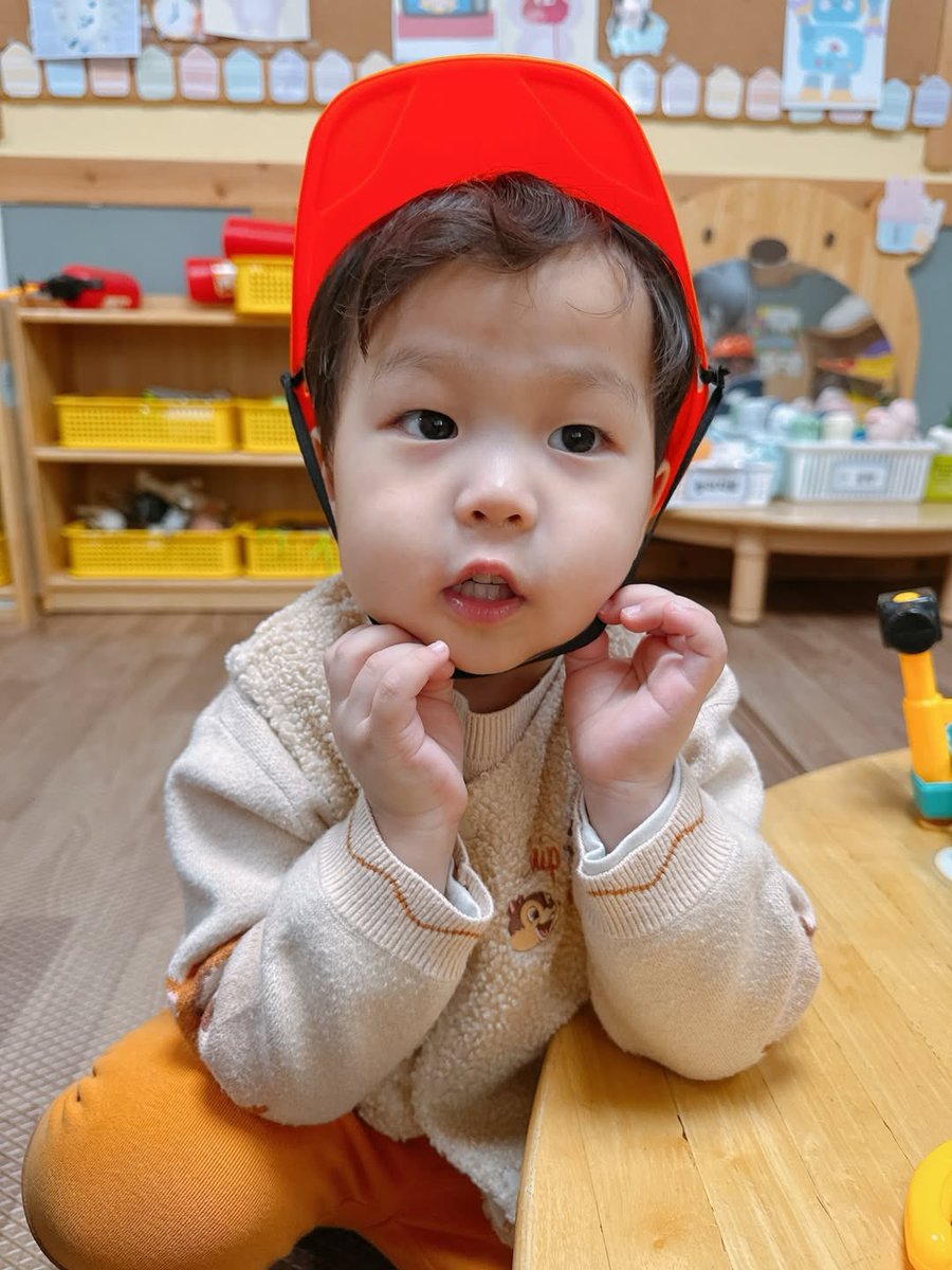 정우 눈코입이 다 동그라미야.. 귀여워