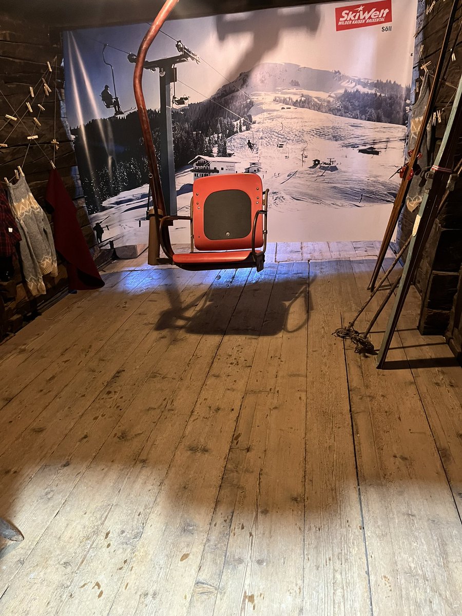 Purplesnow_info's tweet photo. In soll kan je op de piste elk uur een film kijken of je om kleden in Oostenrijkse kleding en een foto maken in een oude “ stoeltjeslift” https://t.co/7FoBhRmmcG