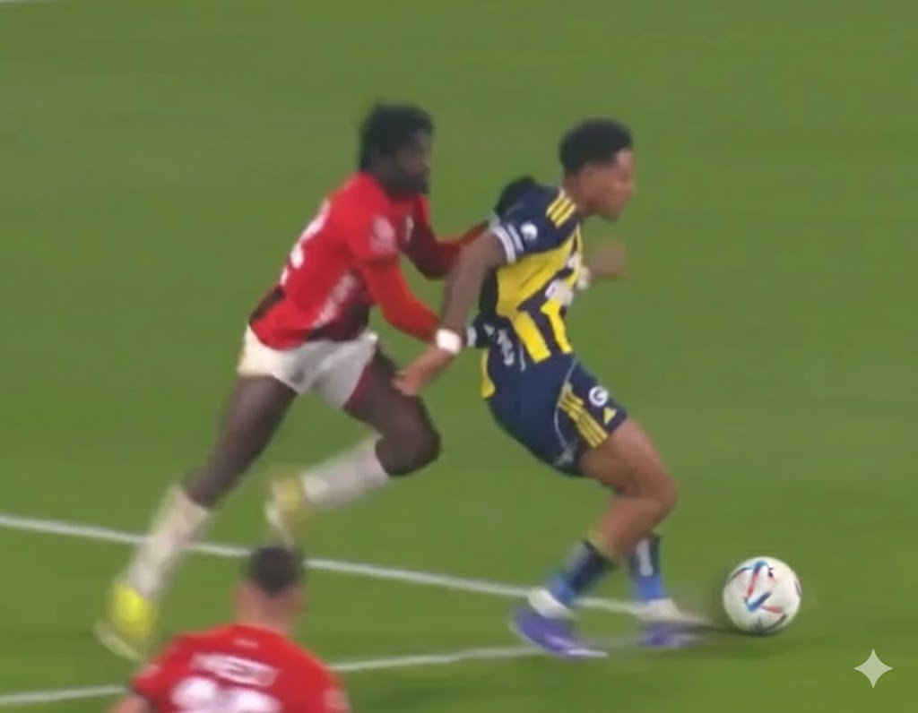 SİZE BİR EYYAM ANLATAYIM, HEMDE ÖYLE BÖYLE DEĞİL;

🤬"Kerem ve Musaba sarı sınırında! Sarı versem anlaşılır o yüzden TEK SOL AYAKLI STOPER olan OOSTERWOLDE İLE UĞRAŞAYIM" diyen hakemin, bakıyor ki Fenerbahçe gümbür gümbür ve tribünler de coşmuşken; DURUP DÜŞÜNÜYOR VE kendini