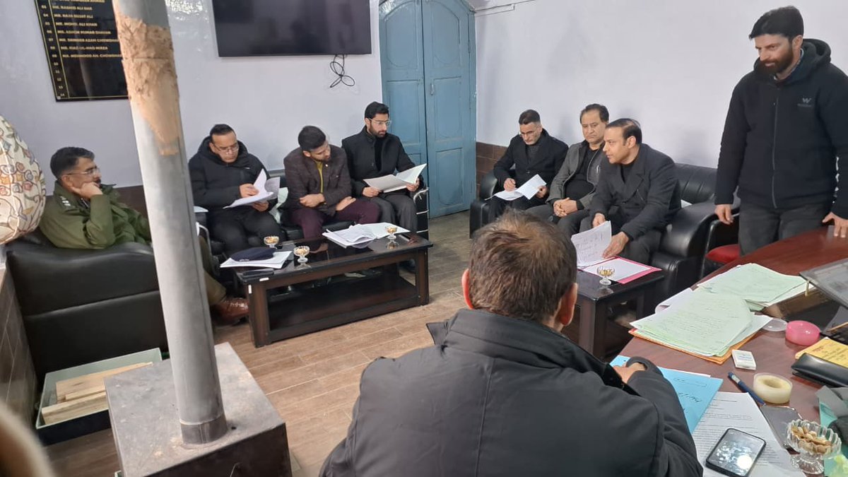 Informationspn's tweet photo. DLSA Shopian conducts UTRC meeting,

Committee reviewed cases of eligible UTPs/Prisoners and  recommended 01 under trial Prisoner for release and constitution of Medical Board for 02 under trial prisoners.  
@OfficeOfLGJandK @CM_JnK @diprjk @dmshopian @ddnewsSrinagar @DlsaShopian https://t.co/S0Q7rcjYGm