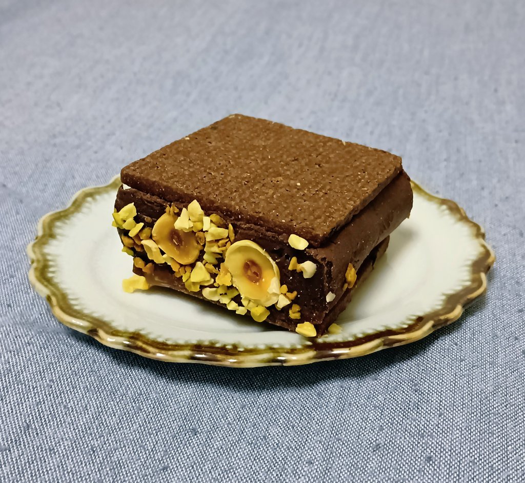 ハノックのガナッシュキャラメルサンド✨
チョコ感が強くて食感も楽しい(º﹃º`)ｳﾏｲ