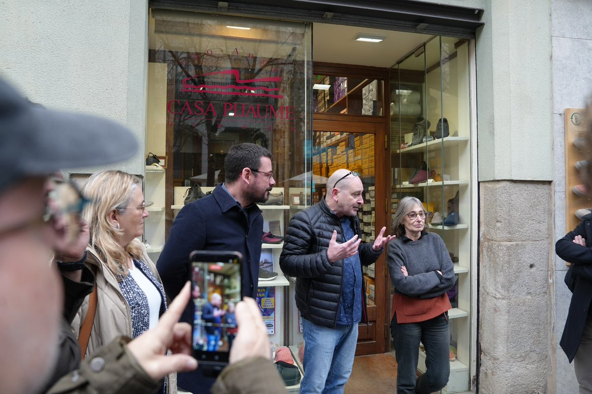 alcaldegi's tweet photo. Avui hem lliurat la distinció d’Establiment Històric a la sabateria Casa Pijaume.

Fundada el 1875, quatre generacions oferint tota mena de calçat. 

És coneguda per les seves espardenyes. Molts gironins les comprem aquí i per molts anys! https://t.co/S4KHNRh6lk