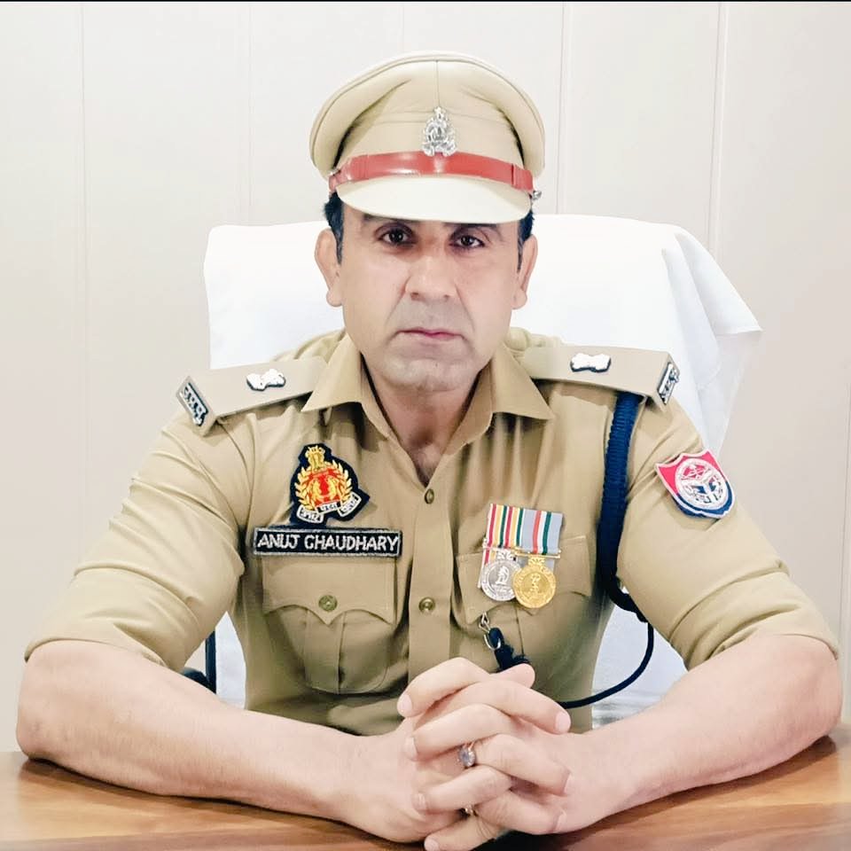 🚨संभल हिंसा मामला: DSP अनुज चौधरी को हाईकोर्ट से बड़ी राहत!
इलाहाबाद हाईकोर्ट ने CJM कोर्ट के उस आदेश पर रोक लगा दी है, जिसमें तत्कालीन CO अनुज चौधरी समेत 22 पुलिसकर्मियों पर FIR दर्ज करने का निर्देश दिया गया था।
क्या था मामला: जामा मस्जिद सर्वे के दौरान हुई हिंसा।
कोर्ट का रुख: