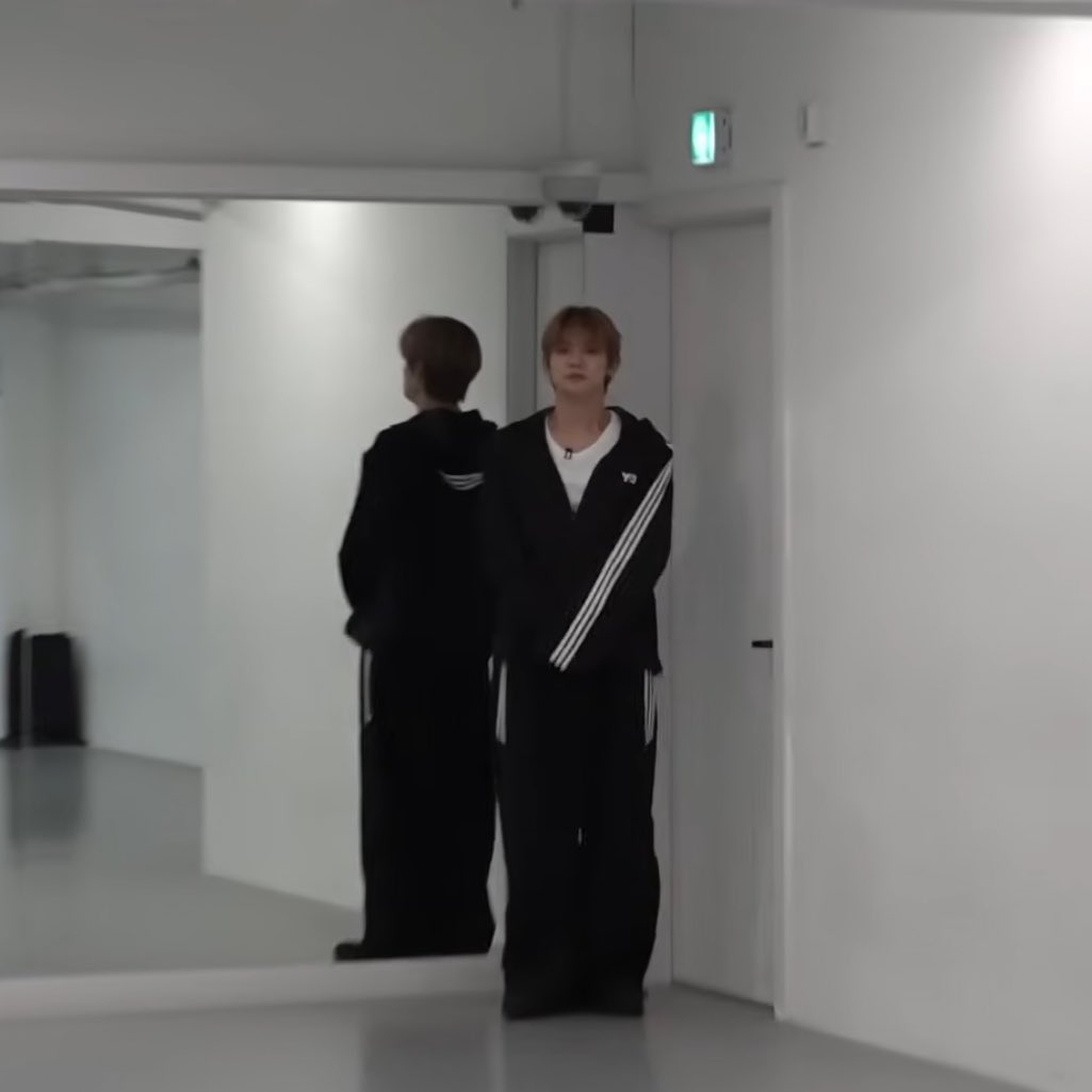 연주니 진짜 신기한거...
분명 181 장신의 남잔데
다리만 109센치인 롱다리키티인데
전신샷 풀로 잡아놓으면은 한손에 들어올거가튼
하찮은 키링같아짐