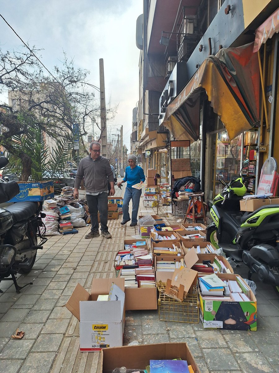مردم خوب ایران، نزدیک به دو هفته پیش قسمتی از سقف کتابفروشی لارستان ریخت. ما هم ناچار باقی کتابها رو از بین گچ و گل بیرون کشیدیم و منتظر پایان بنایی شدیم. حالا اما کم‌کم آماده به جمع آوری کتاب و اسباب بازی اهدایی برای روستاهای دور شدیم و منتظر شماییم.
۰۲۱۸۸۸۹۹۳۶۵