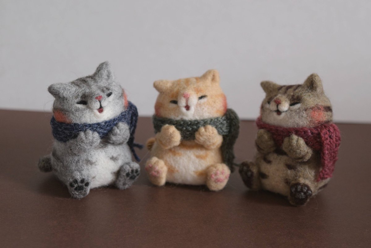 茶トラさん、無事マフラーにたどり着けました！👏
もう少し気になる箇所微調整して、お写真揃い次第
今週末にはこの子達からminneさんの方にギャラリーデビューできたらと考えております🐾
この子達…から…？……ん🤔❓
#羊毛フェルト #猫 #ハンドメイド