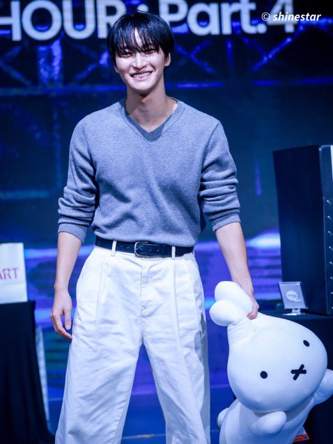 AizeeClay's tweet photo. Seonghwa will not rest until he beats up every plush toy in his vicinity https://t.co/1uZcYaGnS6