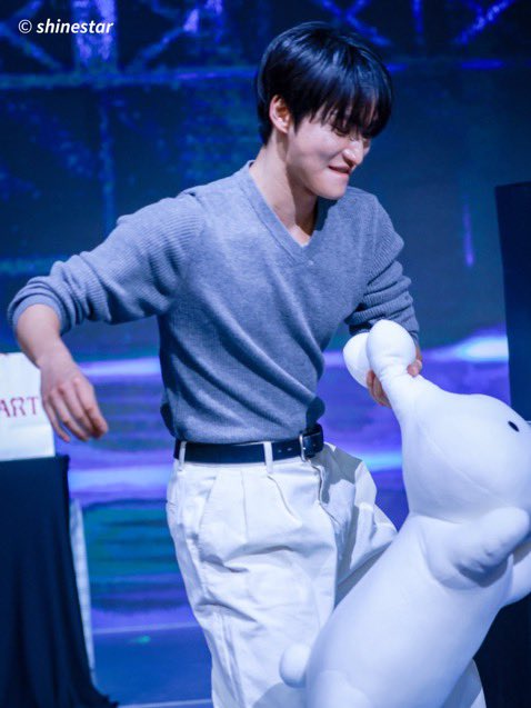 AizeeClay's tweet photo. Seonghwa will not rest until he beats up every plush toy in his vicinity https://t.co/1uZcYaGnS6