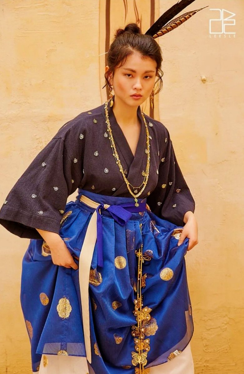 nulpuleunsonamu's tweet photo. #한복 
#Hanbok
#한국 

동북공정이 극에 달한 시절
한국적인거 하면 조선시대만
주목받는게 아쉬워서 시도해본 디자인

옷맵시사 황이슬
사진 담아온 곳 2021년 리슬 우리 고구려 컬렉션 https://t.co/JKeoL5VOZg