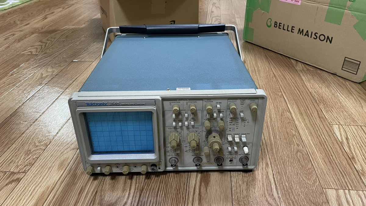 tak_k2e's tweet photo. 2機目のテクトロニクス2445。
故障品とのことだったが、そもそもICがないねぇ

カスタムICもNGと書いてあることから、修理を諦めて部品取り機として入手困難なICを抜き取ったのかも。 https://t.co/BoH3BwL7Tq