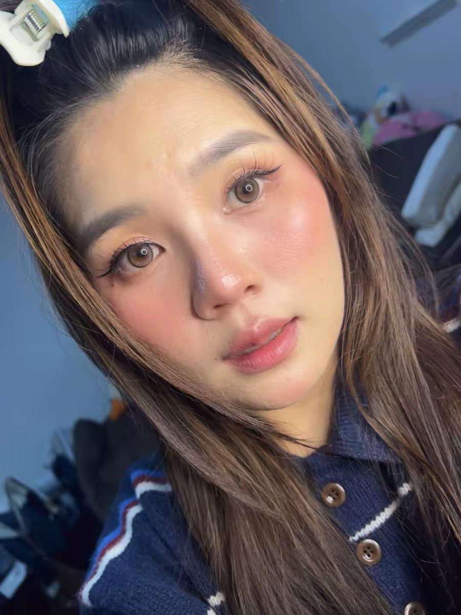 𝙉𝙀𝙒! 𝐌𝐚𝐧𝐲𝐥𝐞𝐧𝐬 
ลูกรักคนใหม่ของเรายกให้ Manylens สี Steamy Shine Brown ใส่แล้วตาแบ๊วขึ้นกล้องสุด ใส่ไลฟ์ในtiktokเหมือนใส่ฟิวเตอร์ สีสวย น้ำตาลนูทรัลตัดขอบคมชัด เราใส่ทำงานทั้งวันสบายตา ไม่แห้งไม่เคือง เลิฟฟมากก
#SteamyShineBrown #เลนส์พั้นรักแมว #misslens
#manylens