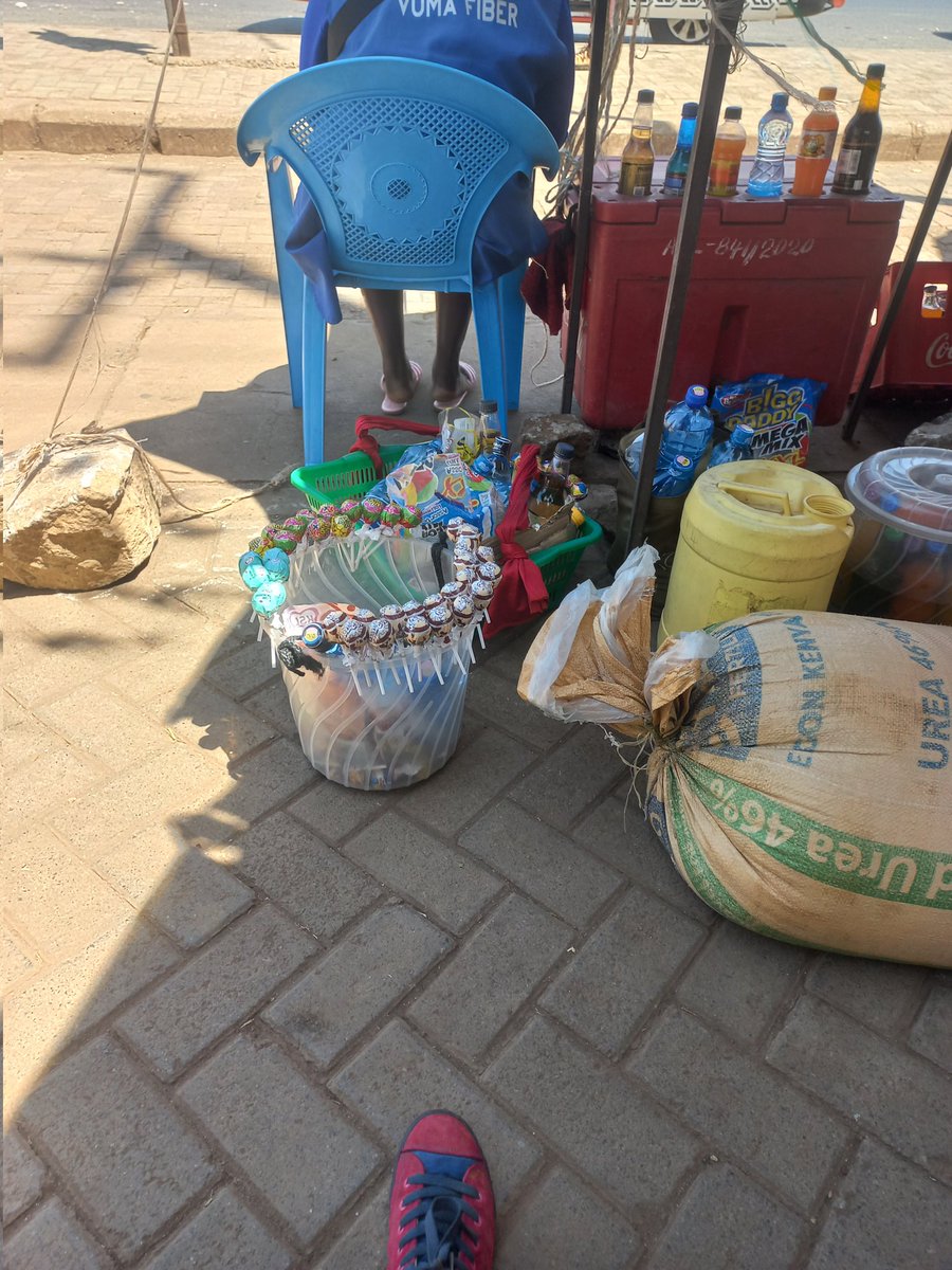 annework7's tweet photo. Roadside trader today @duchessofpoms #temporarypost . I am bored https://t.co/tXVGWdL9Lv