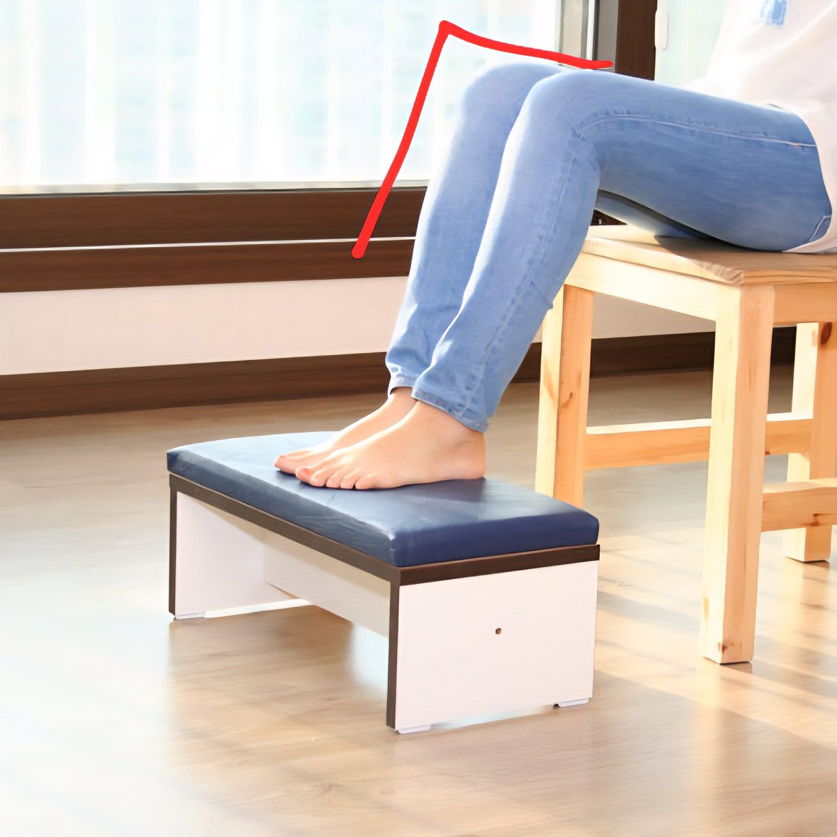 dyua_dyua's tweet image. 발받침대 쓰고 일자허리 되서 한의원 &amp;amp; 정형외과 들락날락한 인간이 충고 해드림

발받침대 높이 왼쪽 사진처럼 발 댔을 때 다리 각도 90도 정도로만 쓰는거 추천함

오른쪽 사진처럼 앉았을 때 무릎이 위로 들릴 정도로 높은거 쓰면 허리에 안 좋음

허리 척추는 S자 곡선이 이상적인데, 발받침대