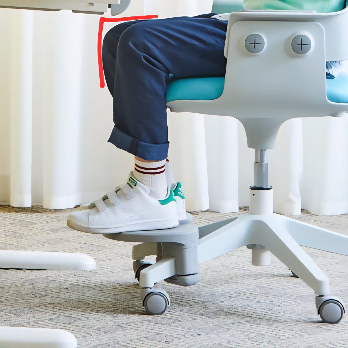 dyua_dyua's tweet image. 발받침대 쓰고 일자허리 되서 한의원 &amp;amp; 정형외과 들락날락한 인간이 충고 해드림

발받침대 높이 왼쪽 사진처럼 발 댔을 때 다리 각도 90도 정도로만 쓰는거 추천함

오른쪽 사진처럼 앉았을 때 무릎이 위로 들릴 정도로 높은거 쓰면 허리에 안 좋음

허리 척추는 S자 곡선이 이상적인데, 발받침대