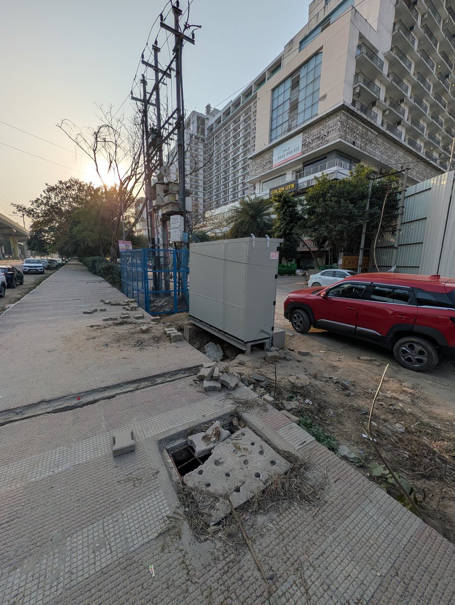 AlertSamaritan's tweet image. Open manholes, broken footpaths, dusty side walks in #Alpha2 #GreaterNoida. Public Hazard, will anyone fix accountability? Right opp commercial belt @myogioffice @myogiadityanath @OfficialGNIDA @dmgbnagar
