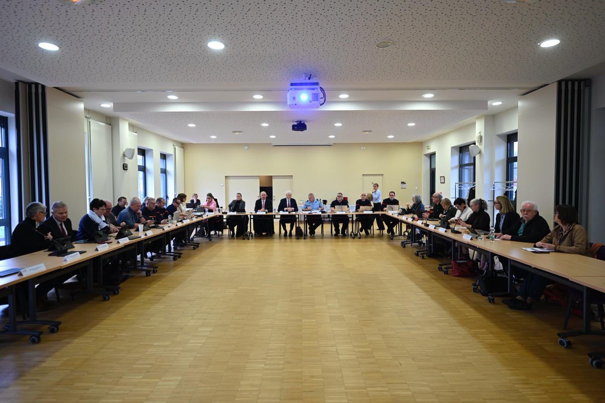 sarthefr's tweet photo. Premier Conseil d’administration du
@SDIS_72 de l’année, présidé par Dominique Le Mèner.

📌 À l’ordre du jour : 
✅Débat d'orientations budgétaires 2026
✅Contribution prévisionnelle du Département au budget du SDIS 
✅Subvention aux associations
✅Élection de représentants au sein des différentes instances
✅Adoption du règlement intérieur du SDIS sur l'évolution de certains dispositifs indemnitaires
✅Évolution de l’indemnisation des sapeurs-pompiers volontaires engagés lors des grandes épreuves mécaniques 
✅Ouverture d'une classe de Cadets de la Sécurité 

🚒Le @SDIS_72 assure les secours d’urgence de près de 567 000 habitants. 

🧑‍🚒Près de 2 600 sapeurs-pompiers professionnels et volontaires, 74 centres d'incendie et de secours et 550 véhicules