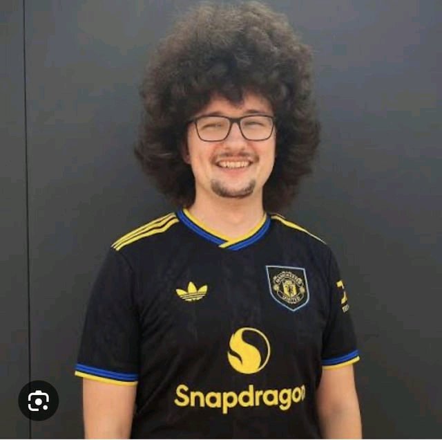 Manchester United fans.

Today is the day!

It's either this hair gets cut ✂️ today after 493 days, or it stays for another 720 days.

Win this game against Westham today. #manchesterunited #PremierLeague