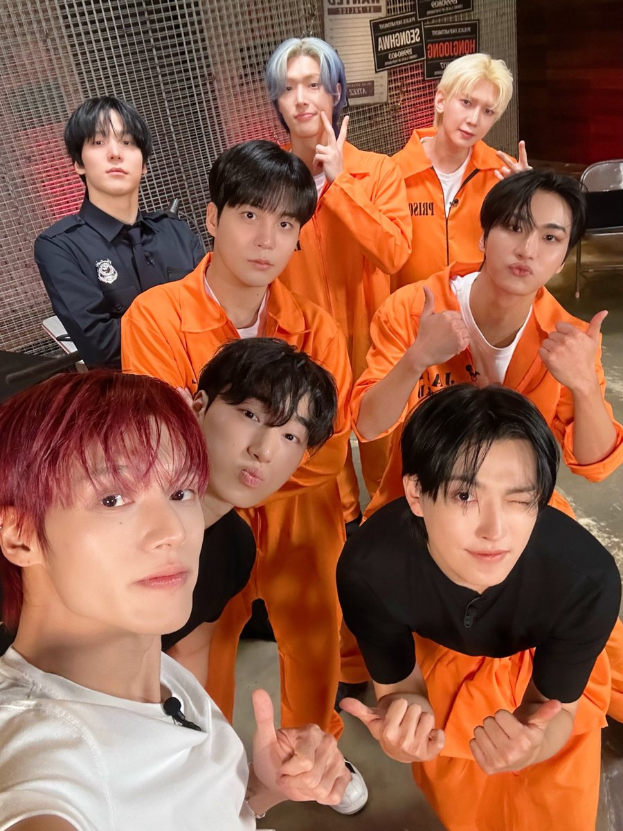 [📷] ATEEZ(에이티즈) - Adrenaline Prison: Light Up Behind Photo 

#Adrenaline 분출을 위해서라면 뭐든 해내는 만능티즈 🔥

교도관님 포함, ATINY 마음 절도 혐의로
전원 재검거 합니다‼️

#ATEEZ #에이티즈 
#GOLDENHOUR_Part4