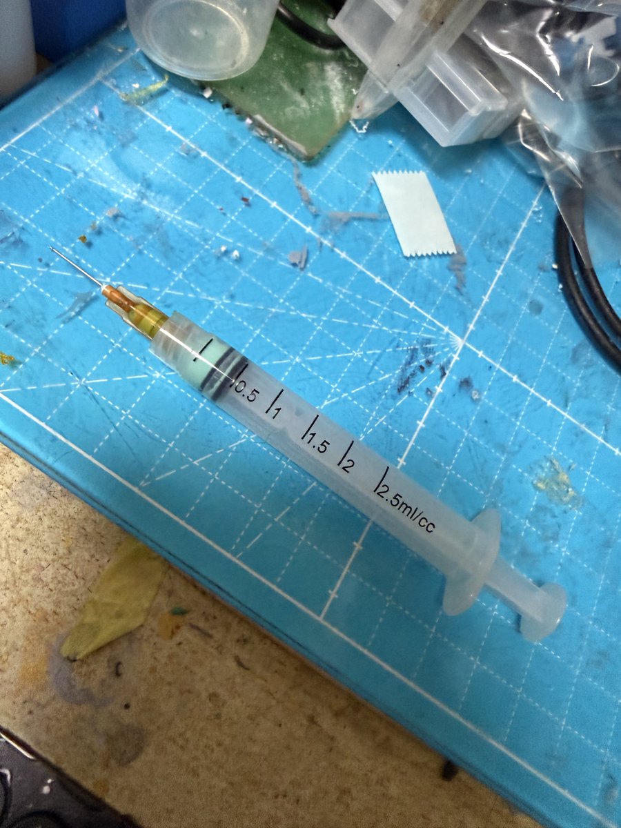 この組み合わせでマスキングゾルを0.3㍉ノズルで扱えるように
シリンジなのでニードルボトルのように手を離しても吸い込まない
今のところ1日放置で詰まらない
ニードルは捻ると固定されるので圧力かけても飛んでかない