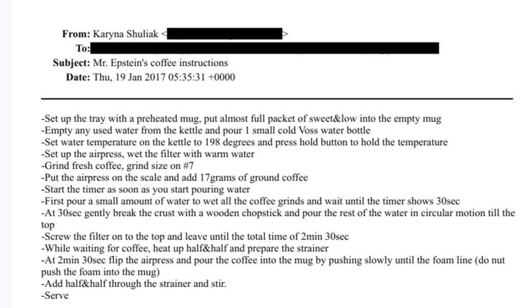 Es alucinante el nivel obsesivo de detalle y el servicio palatino que exige un simple café, para luego echarle edulcorante barato y crema. Un buen retrato de la persona que lo pide, imagino.