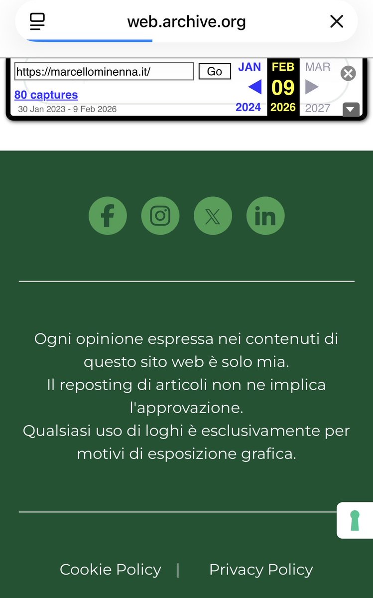 Marcello Minenna ieri, dopo che ho iniziato a fare domande in giro sulla sua foto taroccata con il Presidente della Repubblica, ha aggiunto un disclaimer al suo sito che dice: “Alcune immagini sono state modificate per esigenze di uniformità grafica e privacy”.

Non si capisce