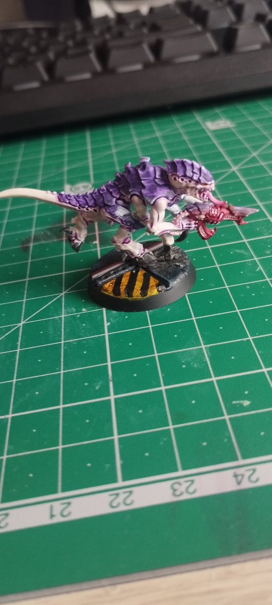 _Tukeke's tweet image. Latest miniature ive painted so far....i love how the base of the tiranid looks (made by myself with millypud)

The space wolf need some touches and also i need to put snowy texture but im not quite sure to buy the paint just for one mini lol.