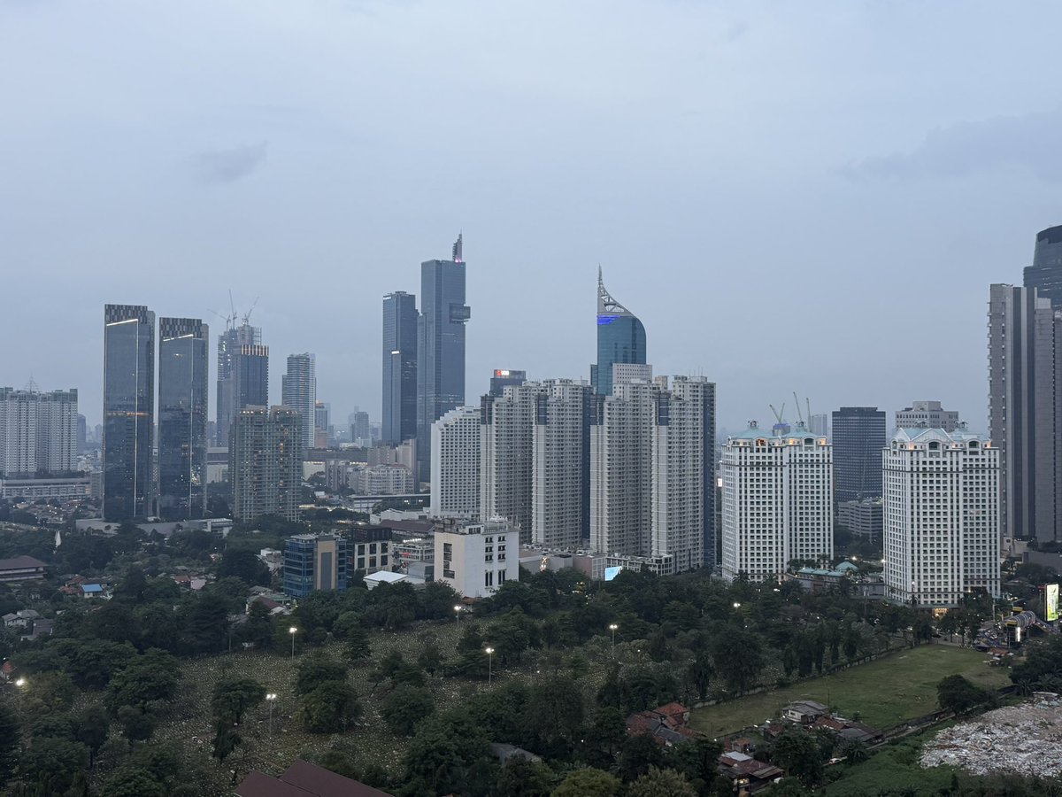 “Jakarta bukan untuk semua orang!”

Kalimat ini nyata banget sih, apalagi kalau kamu di lingkungan tanpa privilese.

Merantau ke sini tahun 2020, bolak-balik Bandung. Bertemu dengan berbagai jenis orang dan pengalaman.

Ada yg brandingnya kaya raya banget, tapi selalu minjem duit