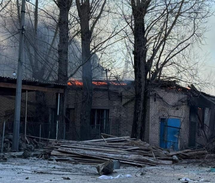 🔴 Russian aerial bombs hit Slovyansk, Donetsk region, killing a child and his mother.

Donetsk Regional Military Administration says an 11-year-old boy and his mother died, with 14 others injured in the strike.