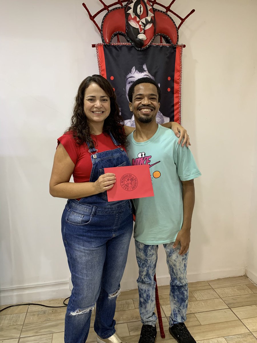 Sim gente, a <a href="/SalmonAnnik/">Palhaça-Mãe Annik🤡</a> foi convidada, inclusive esteve em nosso barracão e foi a primeira carnavalesca a receber o nosso convite! Não só ela como as outras carnavalescas da Intendente Magalhães e que trabalham na Cidade do Samba! ❤️🤍🌹