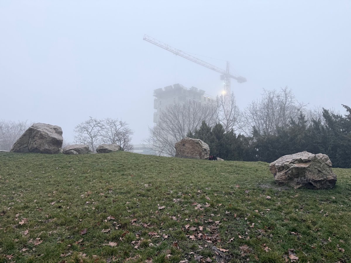 petrbakos's tweet photo. @ArchitektJK @michalnavratil9 Souhlasím!! a do debaty přidávám dle mého totální prasárnu, kde se těsně za horizontem s původně krásným výhledem staví budova(y) až 15 pater .. v plánu jediný čtvereček. Přitom kdyby byly takto vysoké domy dále v údolí, naprosto v pořádku. Je to vždy o kontextu.. (Pece, ��ižkov) https://t.co/YVldc9H8eq
