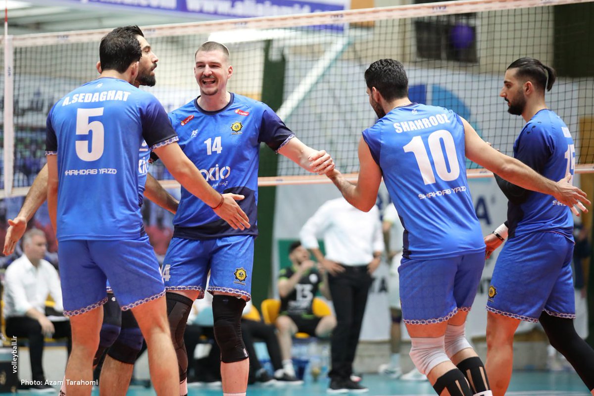 کامبک ناتمام در تهران! 🦂🤯

شهداب یزد در آغاز هفته پانزدهم، جان سالم به در برد و مهرگان نور را ۳ بر ۲ (۲۶-۲۴، ۲۵-۲۱، ۲۵-۲۷، ۲۲-۲۵، ۱۵-۱۰) شکست داد.
مهرگان بازی ۲-۰ باخته را به تساوی کشاند اما در ست پنجم زورِ شاگردان مهدوی چربید تا دوازدهمین برد یزدی‌ها ثبت شود.
#لیگ_برتر_والیبال