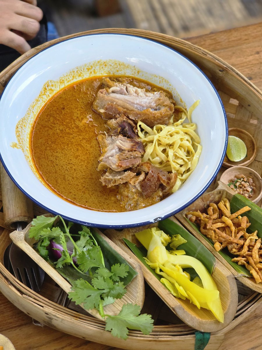 เพิ่งได้มาบ้านข้างวัด ไวป์คล้ายไต้หวันอยู่นะ วันธรรมดายังมีนักท่องเที่ยวมาเยอะ อยากให้มีนักท่องเที่ยวต่างชาติเยอะๆแบบนี้ในหลายๆที่ของไทยเลย