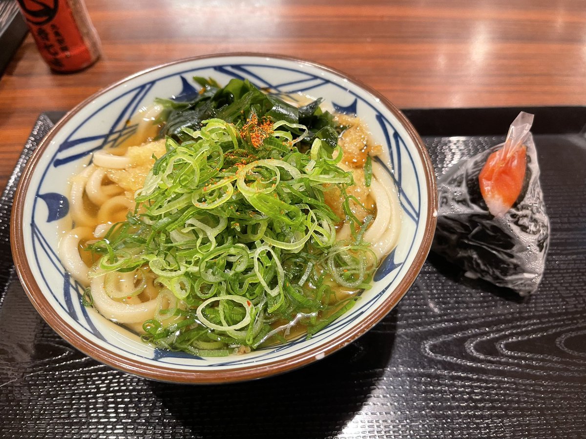 丸亀うどん　並¥440 と明太子おにぎり
うどん食べたあとも出し汁とわかめと生姜を足して
