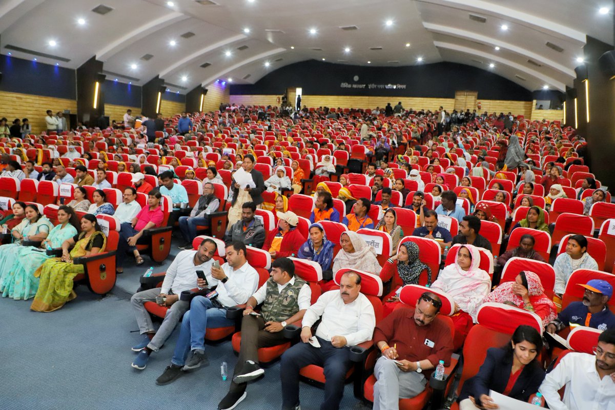 स्वच्छ इंदौर, प्रेरक इंदौर!

आज इंदौर नगर निगम द्वारा आयोजित कार्यक्रम में स्वच्छता गीत का शुभारंभ और सफ़ाईमित्रों व स्वच्छता चैंपियंस का सम्मान किया।

प्रधानमंत्री श्री @NarendraModi जी के स्वच्छ भारत अभियान से प्रेरित होकर इंदौर ने जनभागीदारी, अनुशासन और नवाचार के बल पर देश को