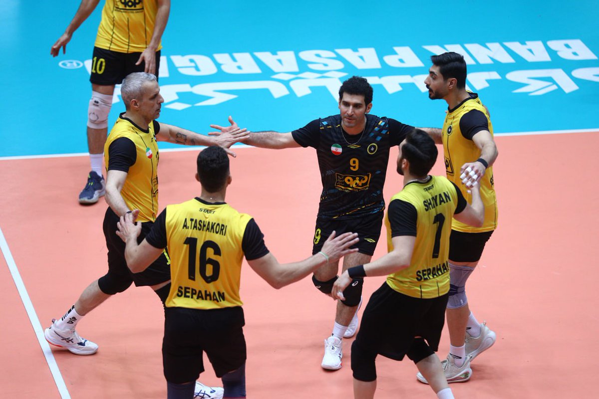 طلایی‌پوشان به سختی نفس کشیدند! 🟡😰

فولاد مبارکه سپاهان در نبردی پرنوسان و ۵ سته، مس رفسنجان را ۳ بر ۲ (۲۸-۲۶، ۱۸-۲۵، ۲۵-۲۳، ۲۱-۲۵، ۱۵-۱۲) از پیش رو برداشت.
شاگردان محمدکاظم با این برد ناپلئونی اما حیاتی، دوباره به جمع مدعیان بازگشتند.
#سپاهان #لیگ_برتر_والیبال #والیبال