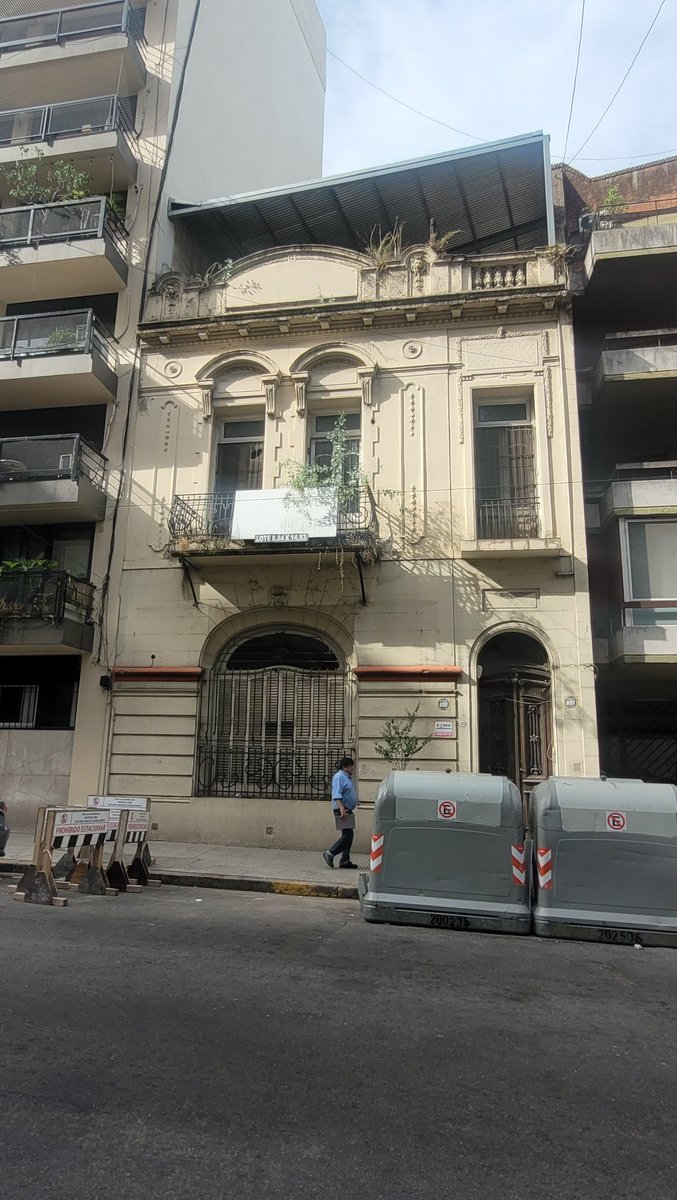 VickkyLeon's tweet photo. Sigue desapareciendo la ciudad, las casas se vuelven "lotes" .Calle Guemes @natzkerba https://t.co/Lek5EVMh5y