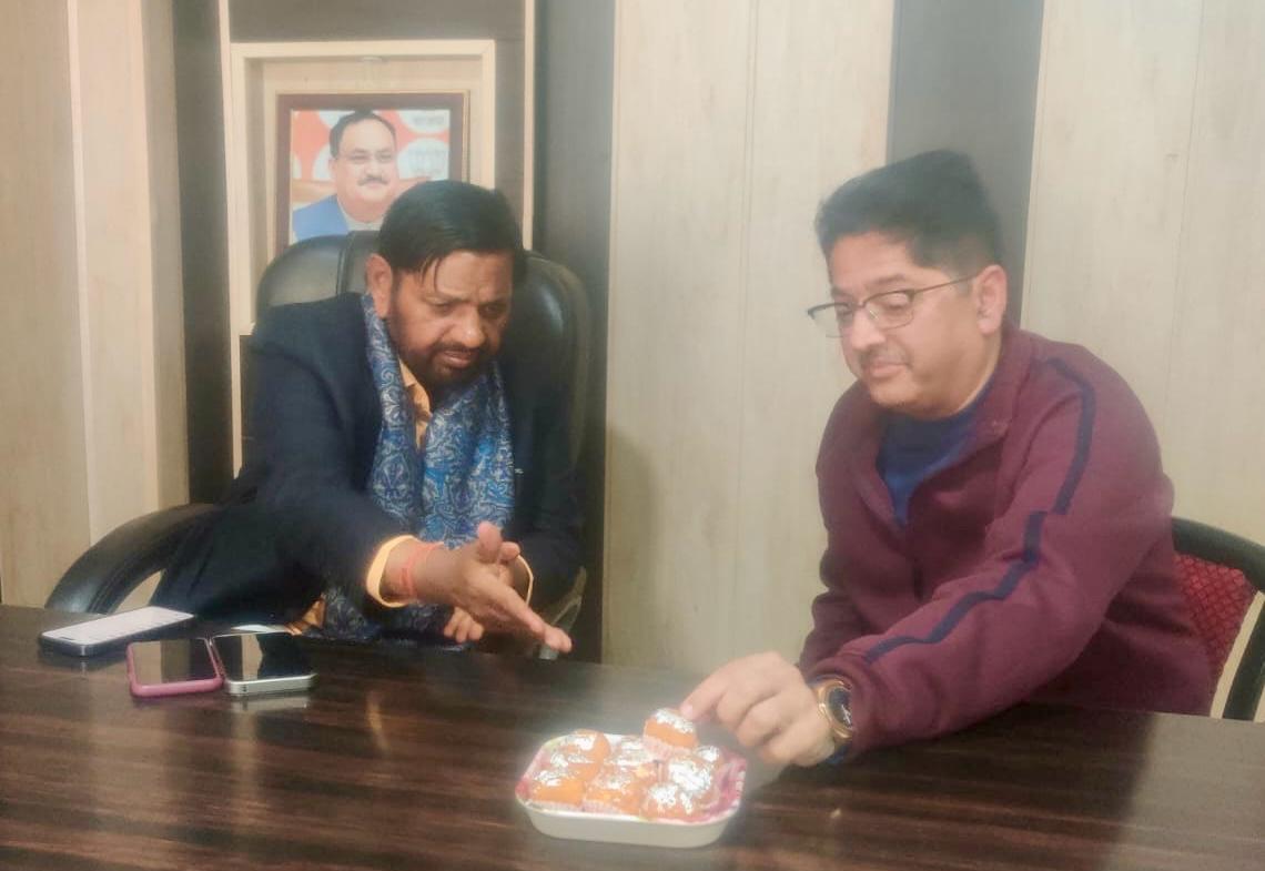 shivsenadel's tweet photo. लखनऊ में बड़े भाई, पूर्व केंद्रीय मंत्री एवं भाजपा राष्ट्रीय कार्यकारिणी सदस्य आदरणीय श्री कौशल किशोर जी से आत्मीय मुलाकात हुई। @PTI_News @BJP4Delhi https://t.co/RZlhYOZWDu