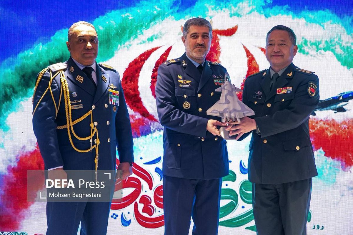 #BreakingNews  🇮🇷🇨🇳 China’s military ambassador presented Iran’s Air Force commander with a scale model of the J-20 stealth fighter.
t.me/conflictstrack…

#China #PLA #CCP #Iran #IranRevolution2026 #Trump #USA #Israel #FreePalestine #FreeIran