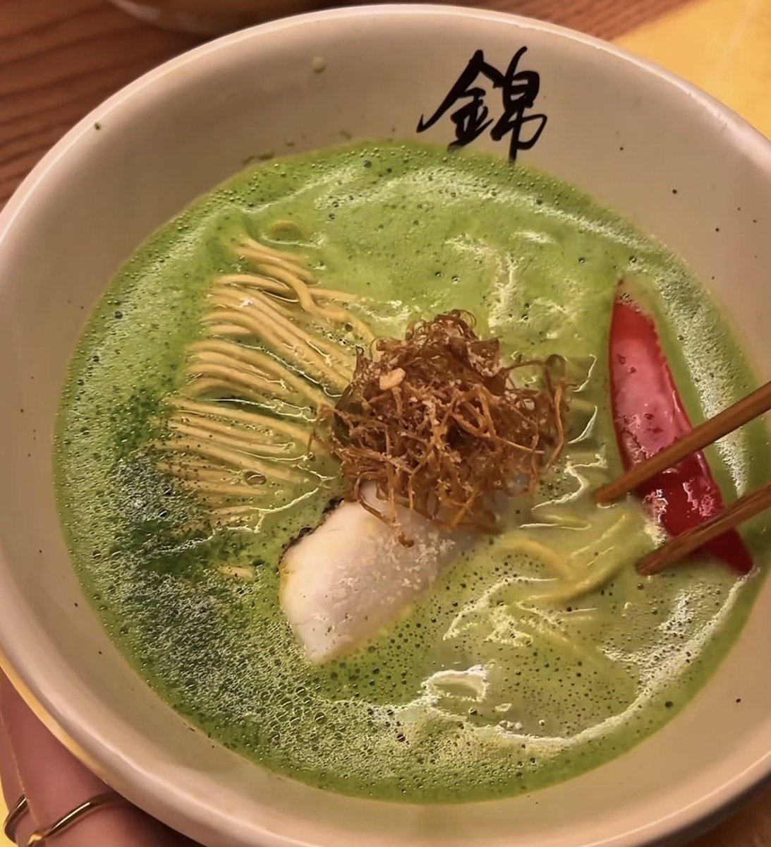 ちなみに、京都の抹茶ラーメンで個人的に1番完成度高いのは「らーめん錦 翠(すい)」さん。
その中でも翠(画面右)がいちばんおすすめ。鯛白湯と抹茶ってこんなに合うの！？ってなる。
まじでみんなに京都抹茶ラーメン巡りして欲しいからぜひ保存して