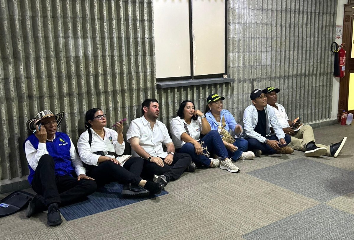 Alcaldes de los municipios inundados sentados en el piso esperando que el Presidente los escuche. Esperaron en vano. Una de las imágenes del cuatrienio petrista.