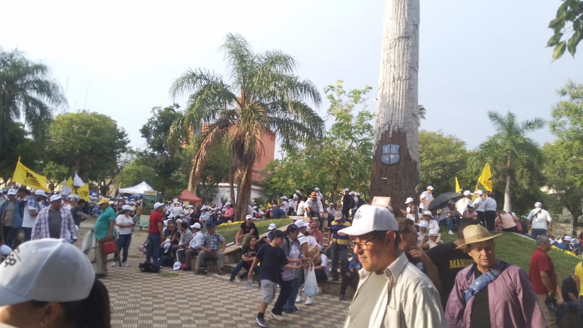RadioFyA1300AM's tweet photo. 📣Desde tempranas horas de la mañana docentes y otros gremios realizan vigilia en Asunción. https://t.co/N6i9HxA0Wp