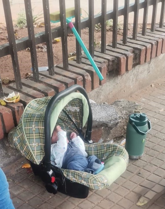 MINNAParaguay's tweet photo. #ProtecciónNiñez
El Espacio de Cuidado Mitã Róga, tiene un nuevo beneficiario 👶🏻
📌Gracias al trabajo coordinado entre la #CODENI de San Lorenzo y los #ChalecosRojos, se logró la protección de un bebé de un mes, en el Espacio del #ProgramaAbrazo.
➕🔗 https://t.co/6DxKkLkf6C https://t.co/KMdJ40qYDT