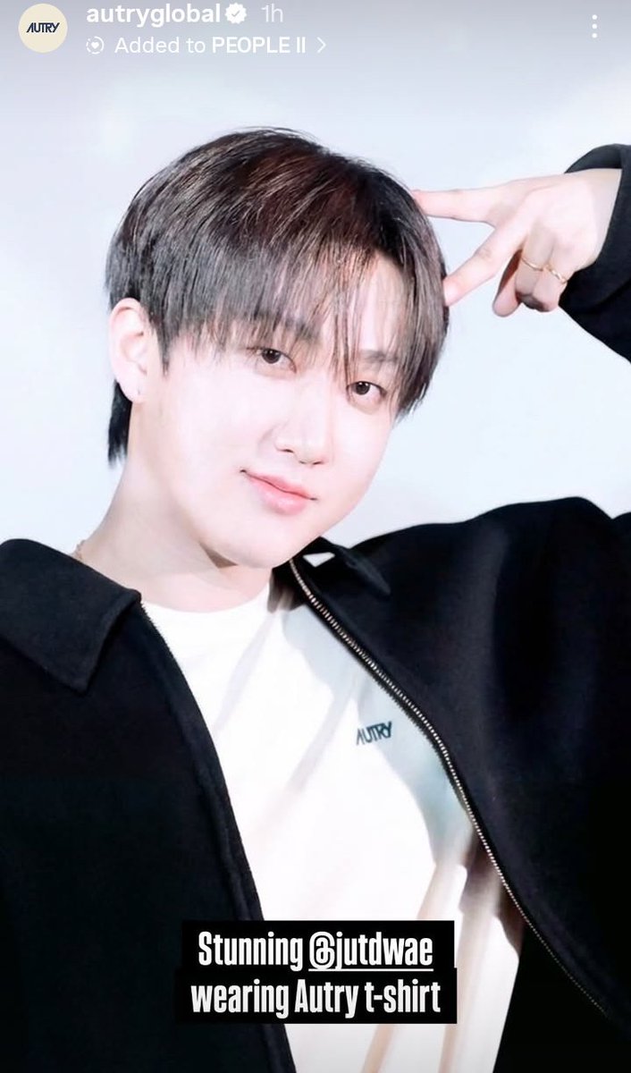 Autry Global account posted Changbin on their Instagram stories.

"Stunning jutdwae wearing Autry t-shirt"

#CHANGBINxAUTRY
#Changbin #창빈