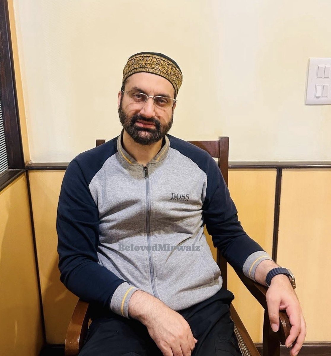 Listen_Sameer's tweet image. Bro is Mirwaiz Umar Farooq ji.

Bro speaks about #bravery.
Bro removed from Hurriyat from Bio.

Bro speaks against Modi.
Bro has been given #Z+ SECURITY

Bro speaks of #modesty.
Bro wears clothes worth lakhs.

Bro is hypocrisy in HD. Don’t be like bro. 😎