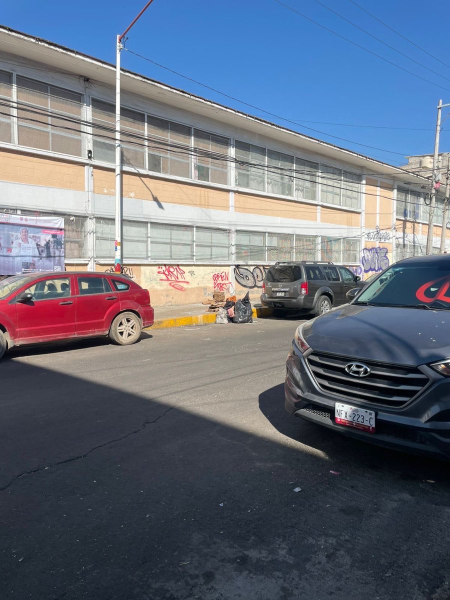 olivarincon's tweet photo. Se terminó la feria, pero como cada medio año dejan basura en toda la calle. @TlahuacRenace podrían pasar por la basura y lavar porque huele a puros orines. https://t.co/2sBDVZsRLD