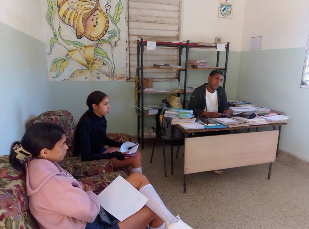 Funcionarios de la DGE intercambian con  estudiantes de practica docente  de la Escuela Pedagogica <a href="/EvelioHerreraP1/">Evelio Herrera Padron</a> <a href="/rmorales969/">Raul Morales</a> <a href="/YadiraA87410523/">Yadira Alvarez García</a>