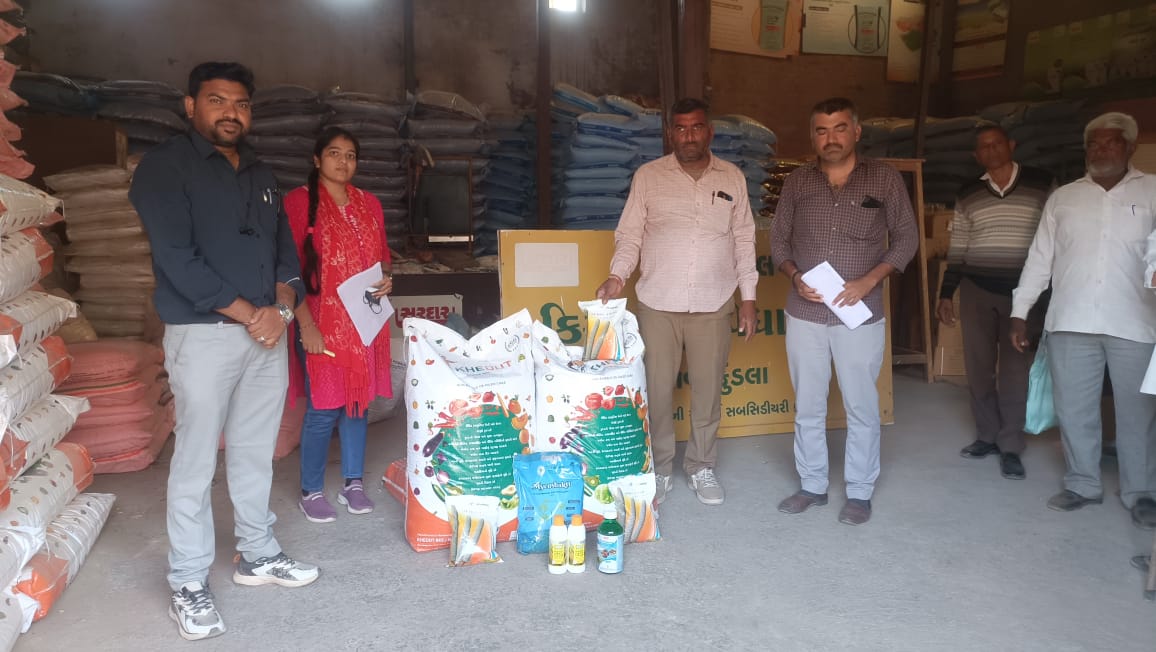 kpranavjoshi's tweet photo. @agriamreli01 ની સૂચના અને માર્ગદર્શન અનુસાર તાલુકા અમલીકરણ અધિકારીશ્રી તેમજ મદદનીશ ખેતી નિયામક સાહેબ અમરેલી, @agrisvkd શાખા દ્વારા મિલેટ ડેવલોપમેન્ટ યોજના અંતર્ગત મિલેટ કિટ્સનું આજરોજ વિતરણ કરવામાં આવેલ. @ddoamreli @Infoamreligog @SdmSavarkundla https://t.co/zAy9amsMpS