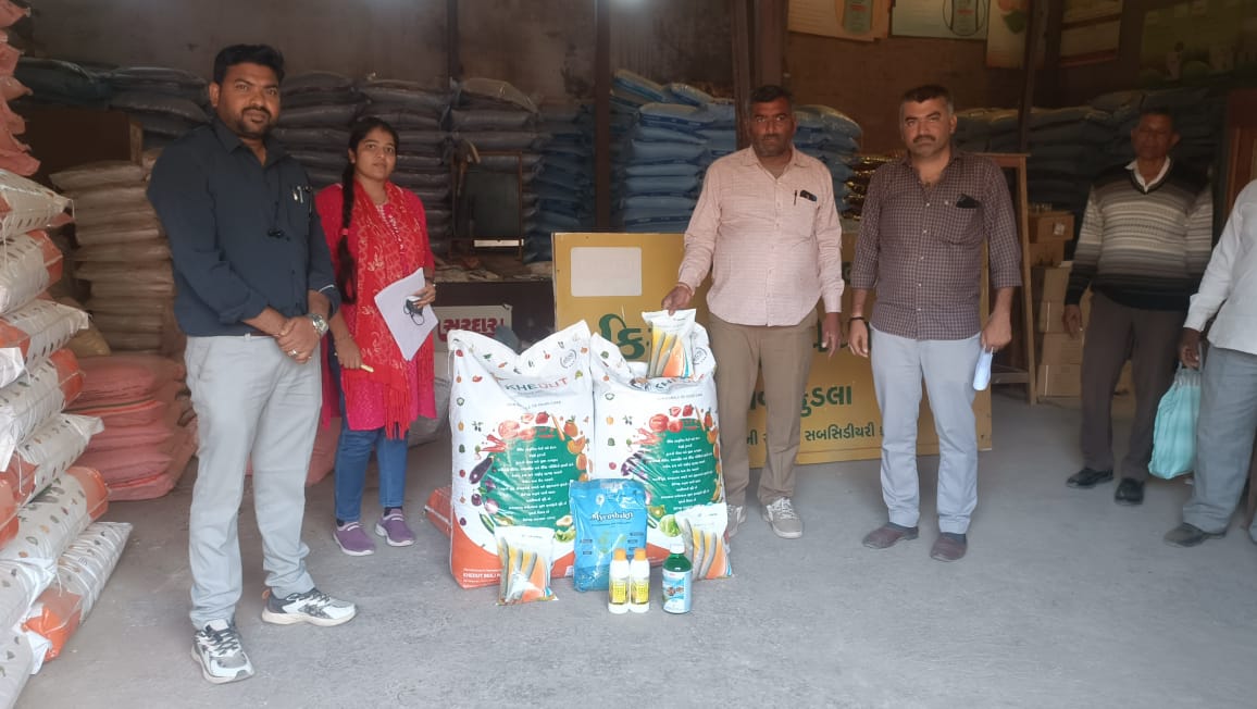 kpranavjoshi's tweet photo. @agriamreli01 ની સૂચના અને માર્ગદર્શન અનુસાર તાલુકા અમલીકરણ અધિકારીશ્રી તેમજ મદદનીશ ખેતી નિયામક સાહેબ અમરેલી, @agrisvkd શાખા દ્વારા મિલેટ ડેવલોપમેન્ટ યોજના અંતર્ગત મિલેટ કિટ્સનું આજરોજ વિતરણ કરવામાં આવેલ. @ddoamreli @Infoamreligog @SdmSavarkundla https://t.co/zAy9amsMpS